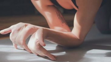 Травмобезопасность в йоге при работе с лучезапястными суставами